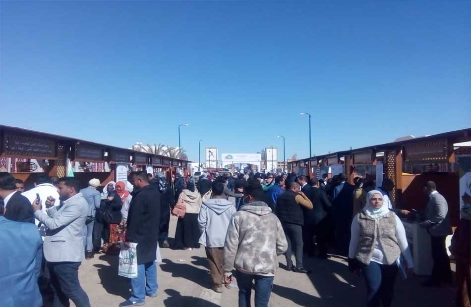إقبال كبير من السياح العرب والأجانب والمصريين لشراء التمور بسيوة| صور