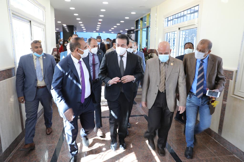 وزير التعليم العالي يفتتح المبني الجديد بجامعة أسوان 