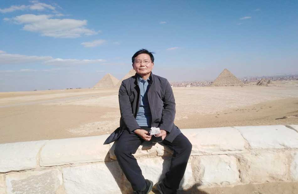  رئيس هيئة التراث الثقافي بكوريا الجنوبية يزور منطقة آثار أهرامات الجيزة