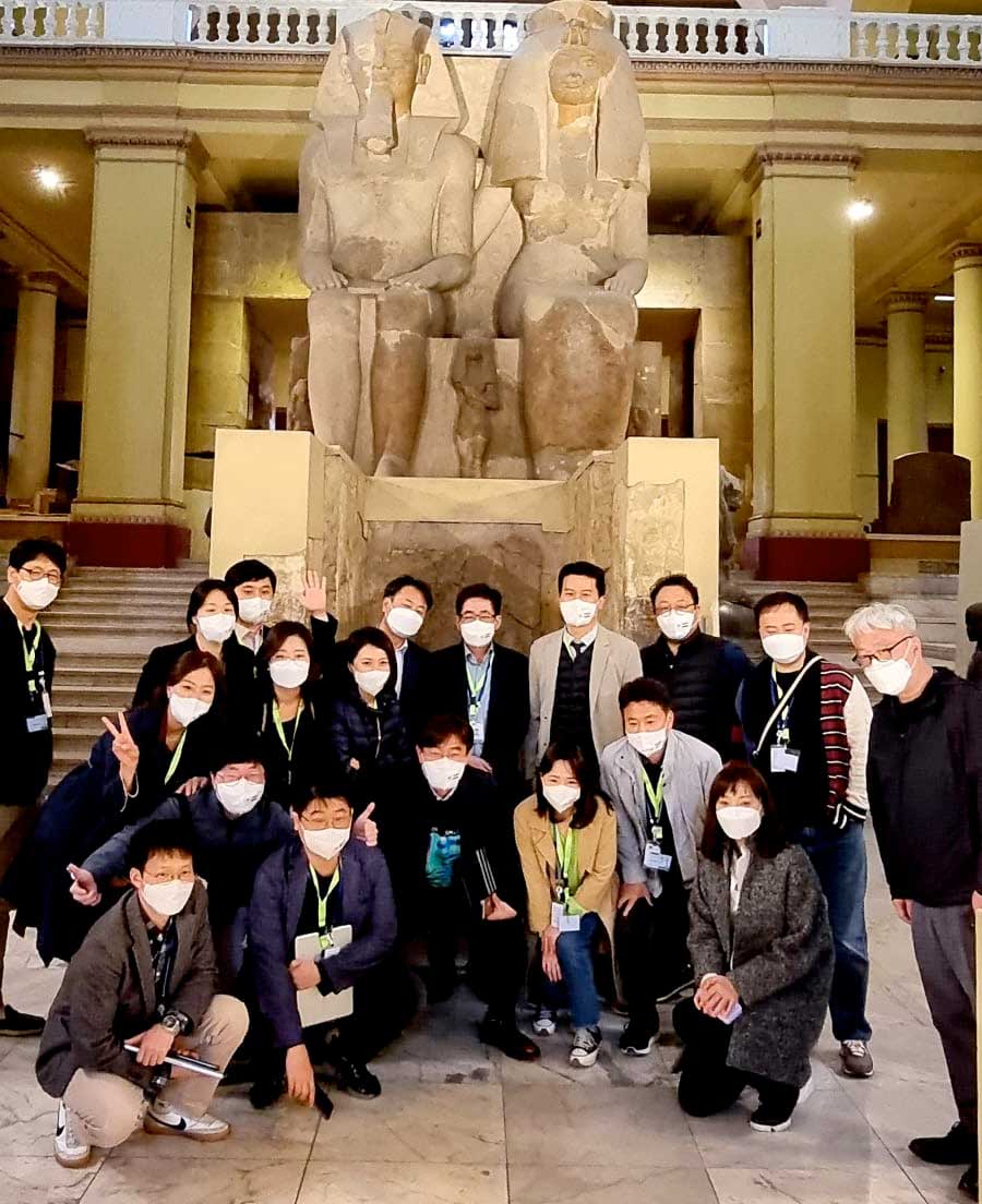     رئيس هيئة التراث الثقافي الكوري الجنوبي يزور آثار أهرامات الجيزة