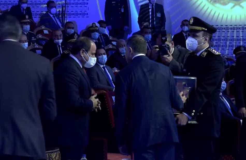 وزير الداخلية يهدي الرئيس السيسي هدية تذكارية خلال احتفالية عيد الشرطة