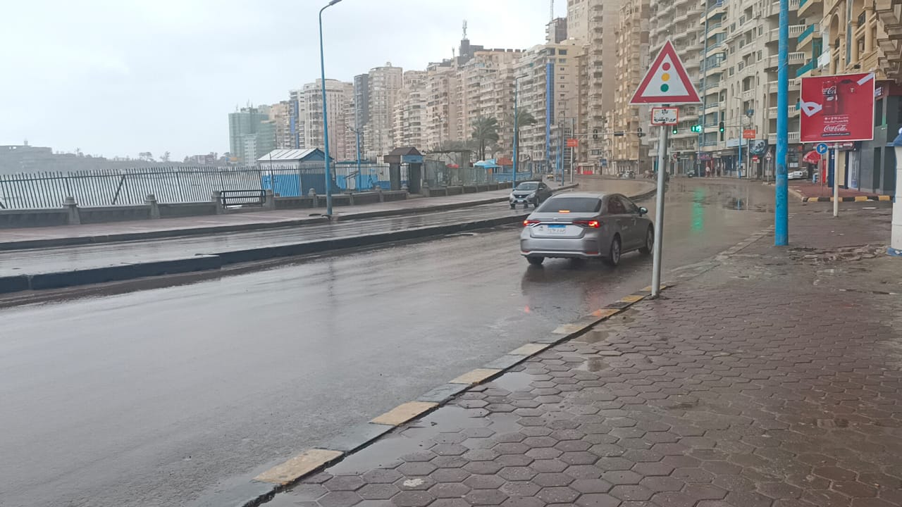 أمطار غزيرة في أنحاء متفرقة من الإسكندرية | صور وفيديو