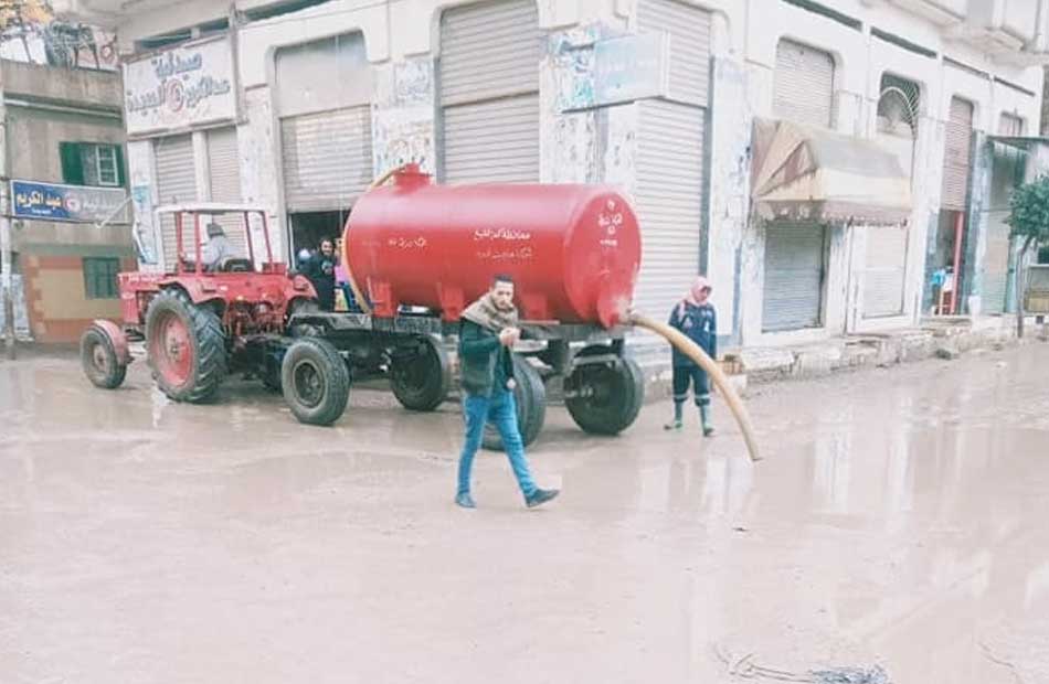 استمرار جهود رفع مياه الأمطار من شوارع كفرالشيخ