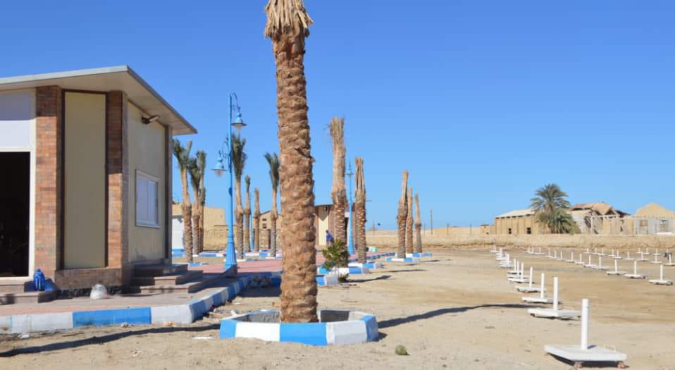 رئيس مدينة القصير يتابع  أعمال تطوير الشاطئ ومكتبة مصر العامة