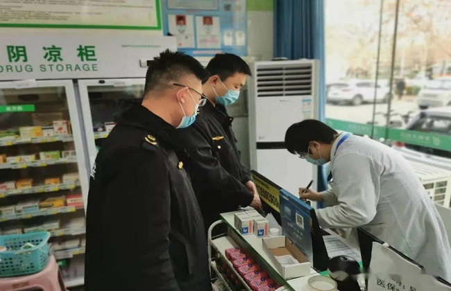 خضوع الأشخاص الذين يشترون أدوية للبرد من الصيدليات في الصين لاختبارات كورونا