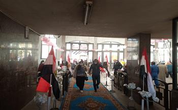 شرطة النقل والمواصلات بالدقهلية توزع الورد وأعلام مصر على المواطنين بمحطة القطار | صور 