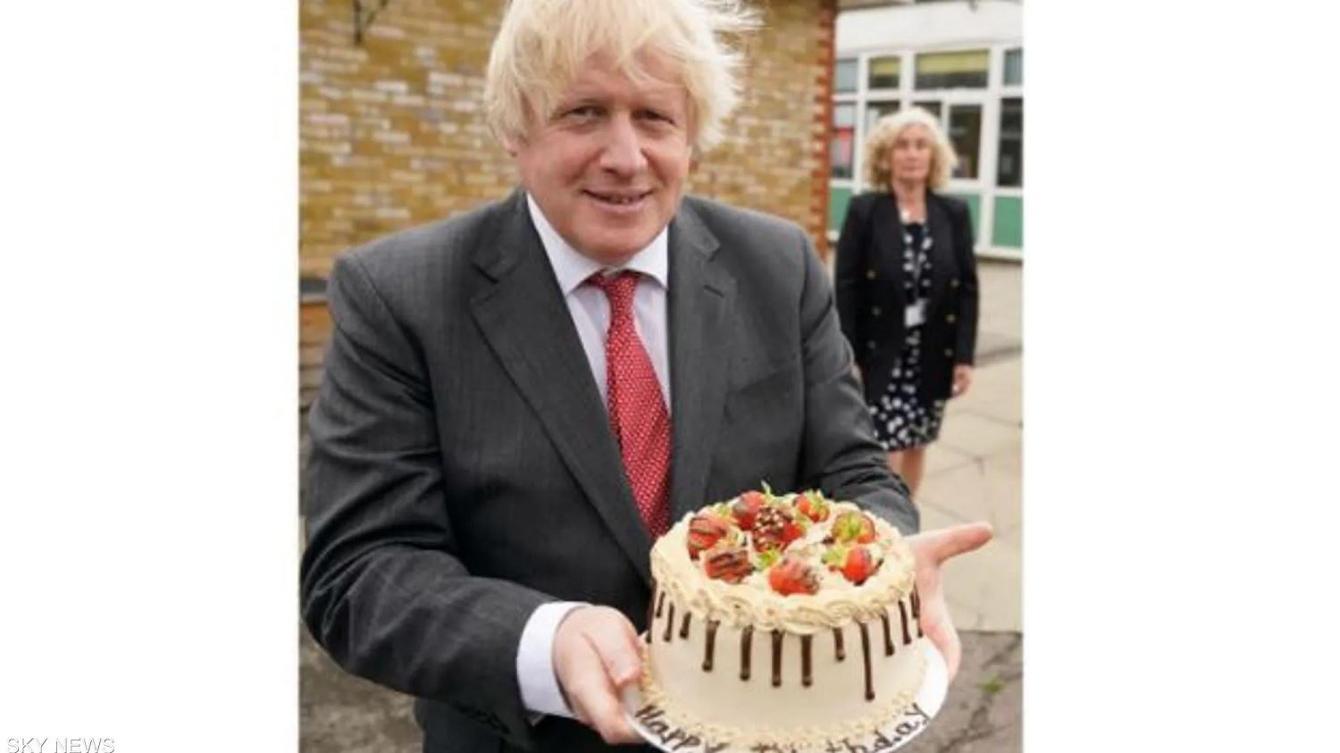 رئيس وزراء بريطانيا في عين العاصفة كعكة عيد ميلاده فضحته