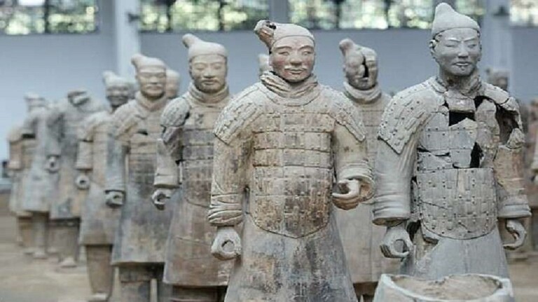 الصين العثور على تماثيل ذهبية وفضية في متحف جيش الطين