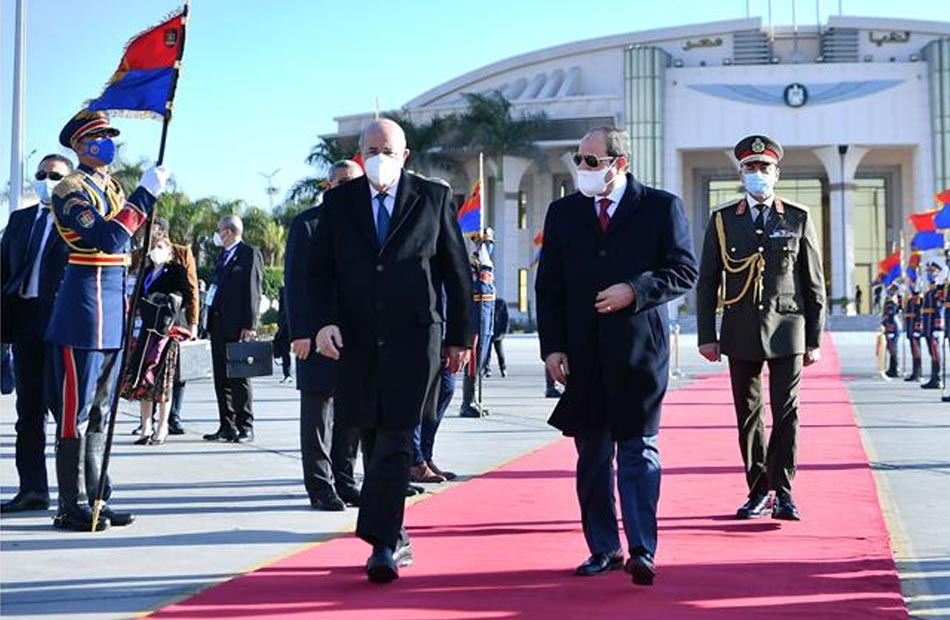 الرئيس السيسي يُودِّع نظيره الجزائري بعد زيارة لمدة يومين| صور