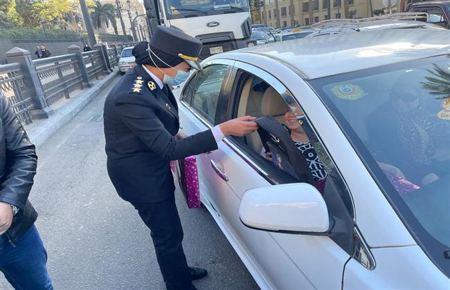 بمناسبة احتفالات عيد الشرطة مديرية أمن القاهرة توزع الهدايا على المواطنين بالشوارع والميادين | صور 