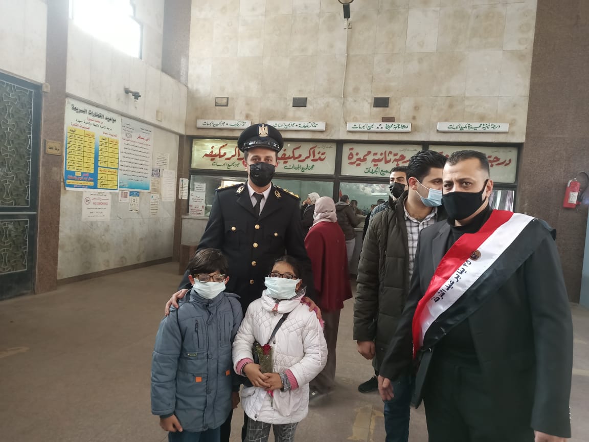 شرطة النقل والمواصلات بالدقهلية توزع الورد وأعلام مصر على المواطنين