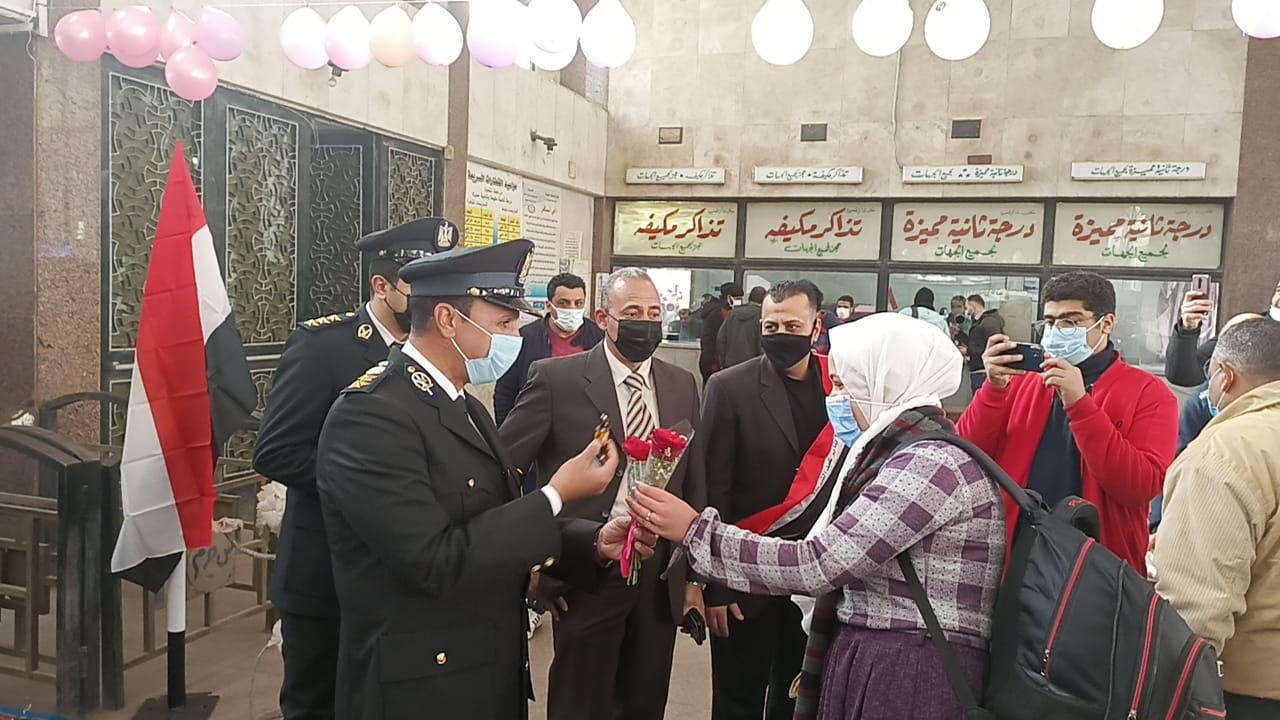 شرطة النقل والمواصلات بالدقهلية توزع الورد وأعلام مصر على المواطنين