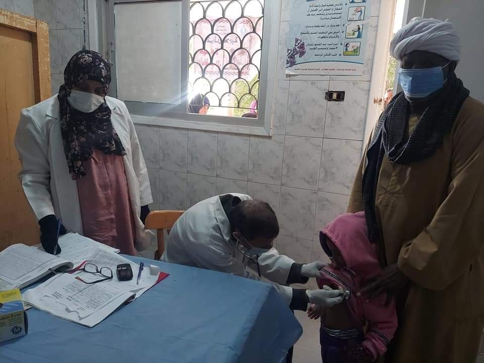 الكشف على  مواطنًا في قافلة طبية بقرية الزعفرانة بالبحر الأحمر | صور 