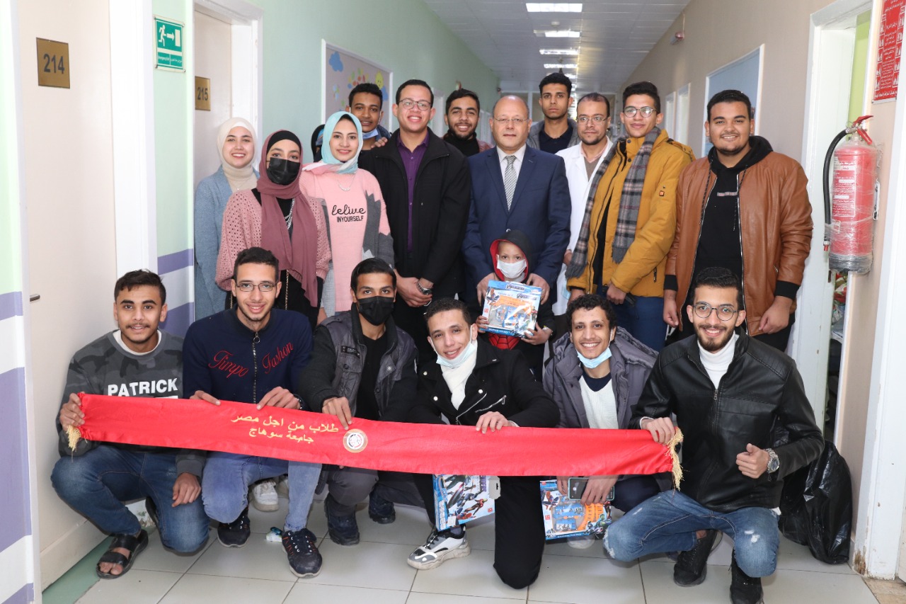 طلاب من أجل مصر بجامعة سوهاج تنظم زيارة لمعهد الأورام | صور 