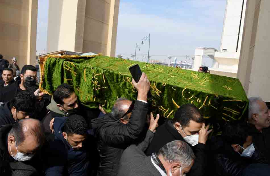 وصول جثمان الكاتب الصحفي ياسر رزق إلى مسجد المشير | صور
