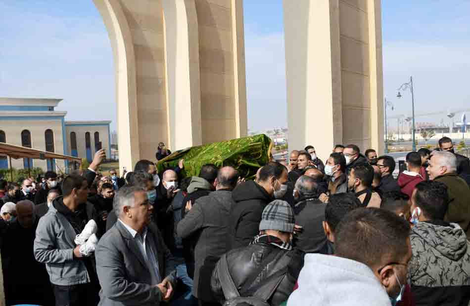 جبر والشوربجي وسلامة يشاركون في تشييع جثمان الكاتب الصحفي ياسر رزق بمسجد المشير | فيديو وصور