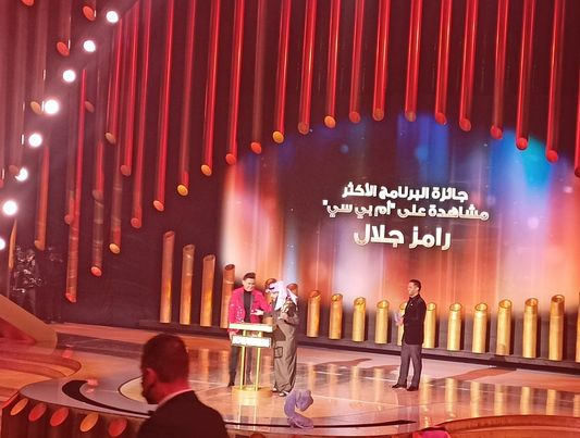 تركي آل شيخ يسلم رامز جلال جائزة أفضل برنامج  صناع الترفيه 