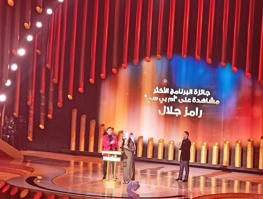 تركي آل شيخ يسلم رامز جلال جائزة أفضل برنامج  صناع الترفيه 