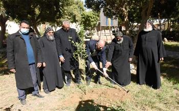   رئيس جامعة الأقصر ومنسق عام ;هنجملها; يواصلان زراعة  شجرة
