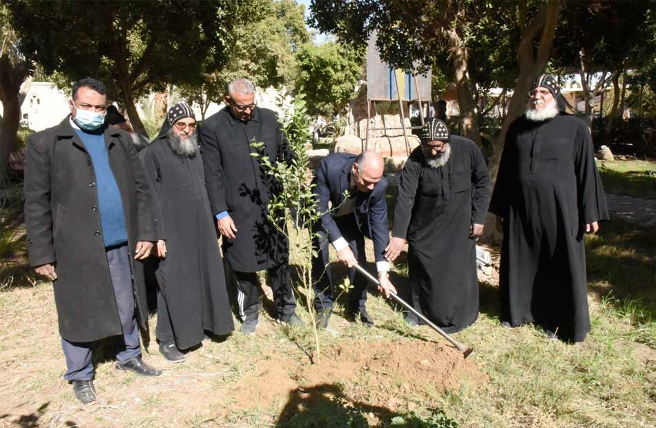 رئيس جامعة الأقصر ومنسق عام ;هنجملها; يواصلان زراعة  شجرة