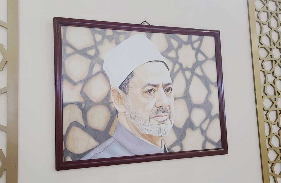  لوحات خلود إسماعيل بالخشب والماء تجذب رواد جناح الأزهر بمعرض الكتاب