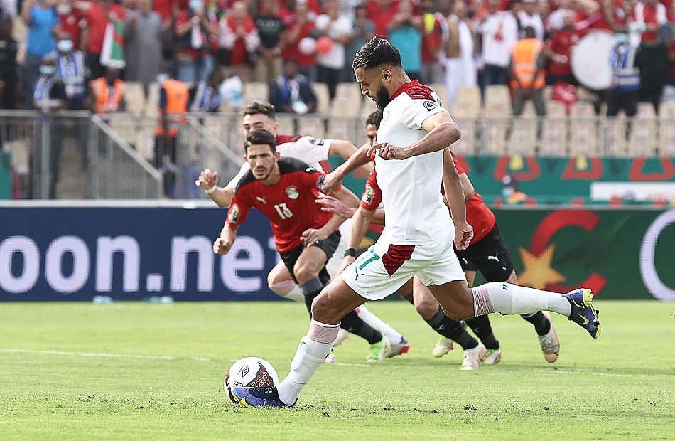 منتخب المغرب يتقدم على مصر بهدف مبكر من ركلة جزاء بالشوط الأول | صور