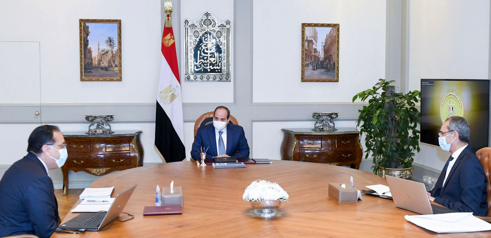 وزير الاتصالات يعرض تطورات مبادرة ;مصر الرقمية; ومنظومة الامتحانات وميكنة المستشفيات الجامعية