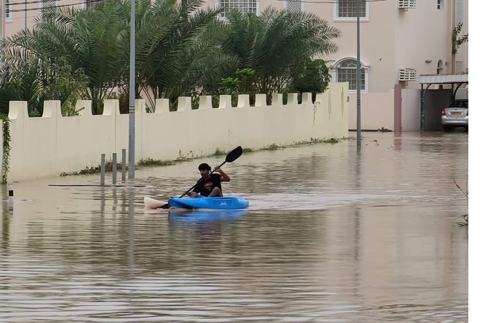 سلطنة عمان الفيضانات تغمر بعض القرى جراء العاصفة ;أخدود العزم;