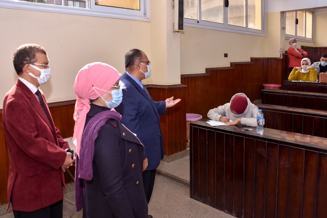 نائب رئيس جامعة عين شمس خلال تفقده لجان الامتحانات 