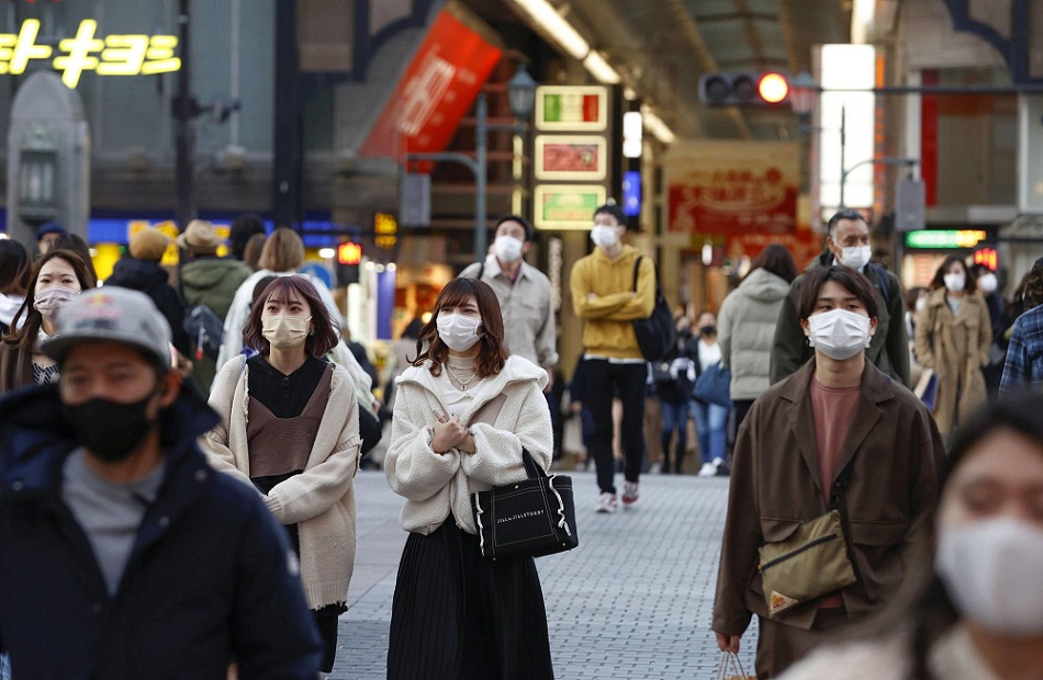 رئيس وزراء اليابان يتعهد باحتواء كورونا وسط ارتفاع الإصابات بأوميكرون