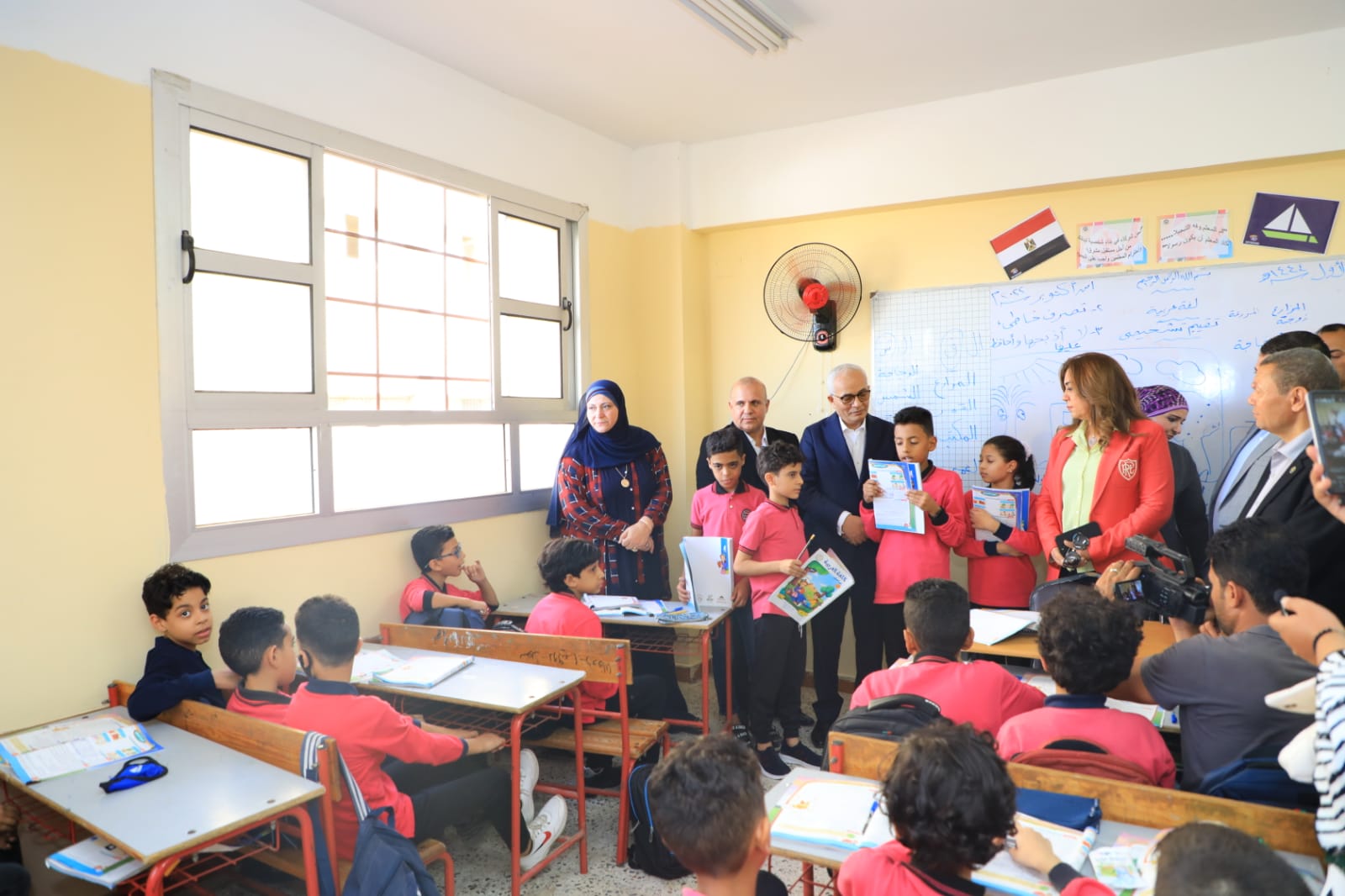 وزير التعليم يوجه طلاب مدرسة 6 أكتوبر في دمياط إلى صيغة الأعداد الصحيحة| فيديو وصور 