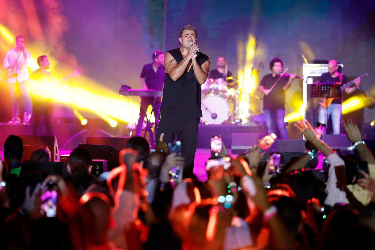 عمرو دياب يحيي أضخم حفلات الأردن هذا العام ويشعل ليل ;العقبة; وسط حضور كبير | صور