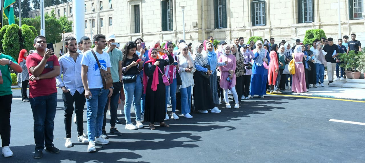 جامعة القاهرة تستقبل طلابها بتحية العلم و أوركسترا وكورال