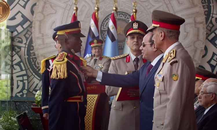  الرئيس السيسي يمنح أوائل الخريجين من طلبة الكليات الحربية أنواط الواجب العسكري