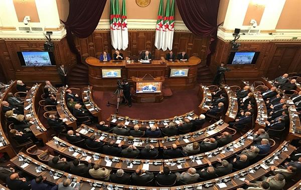 البرلمان الجزائري الجزائر اعتمدت مقاربة المصالحة والسلم في سياستها للقضاء على الإرهاب