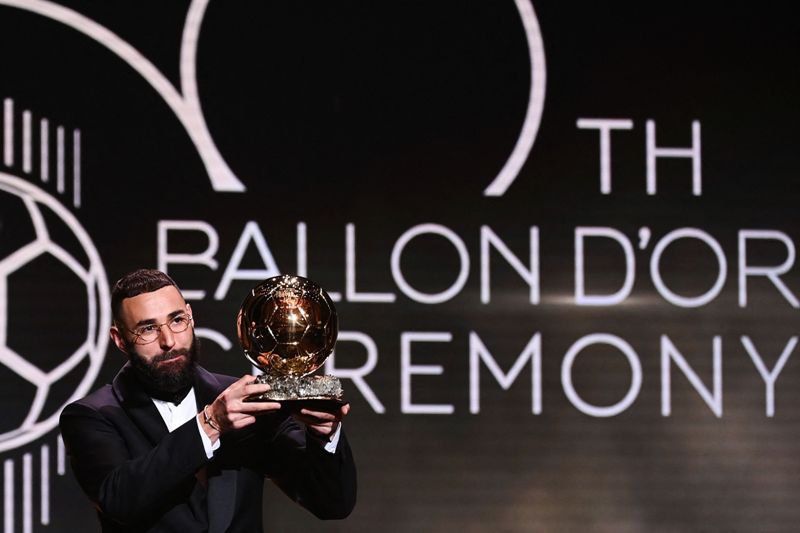  كريم بنزيما يفوز بجائزة الكرة الذهبية من  فرانس فوتبول  