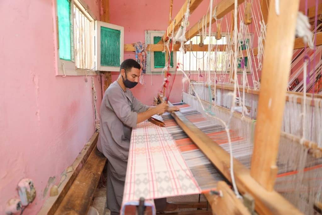 مدينة أخميم.. موطن صناعة النسيج اليدوي في سوهاج | فيديو - بوابة الأهرام