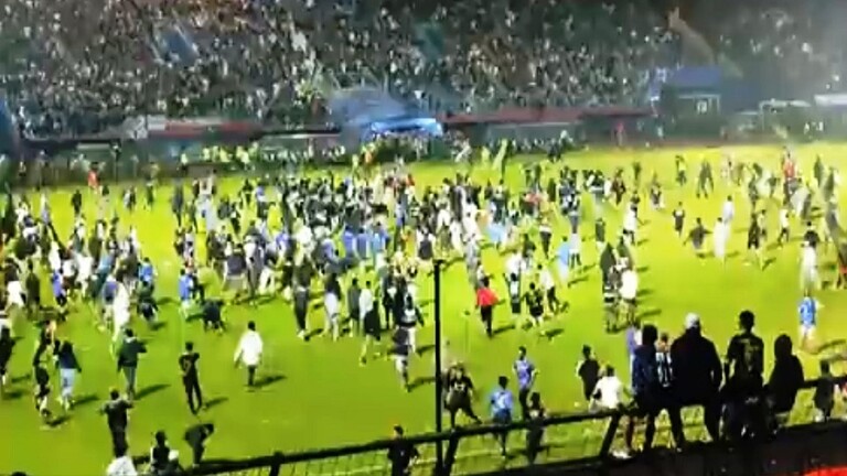 مقتل 127 شخصا خلال أعمال شغب في ملعب كرة قدم بإندونيسيا