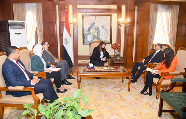 وزيرة الهجرة خلال لقائها مع قنصل عام مصر الجديد في فرنسا
