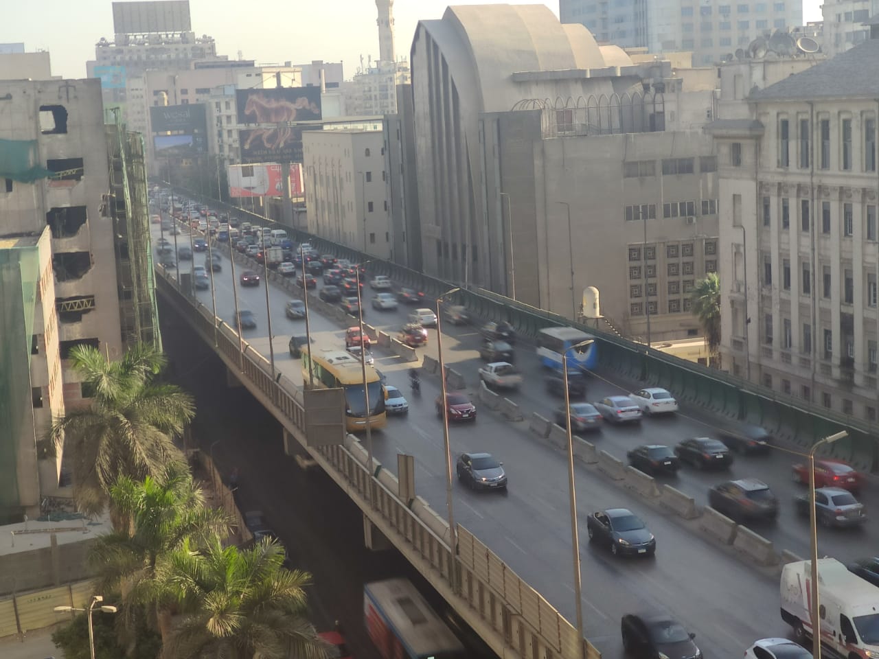 النشرة المرورية كثافات مرتفعة على معظم المحاور والطرق الرئيسية بالقاهرة والجيزة| صور