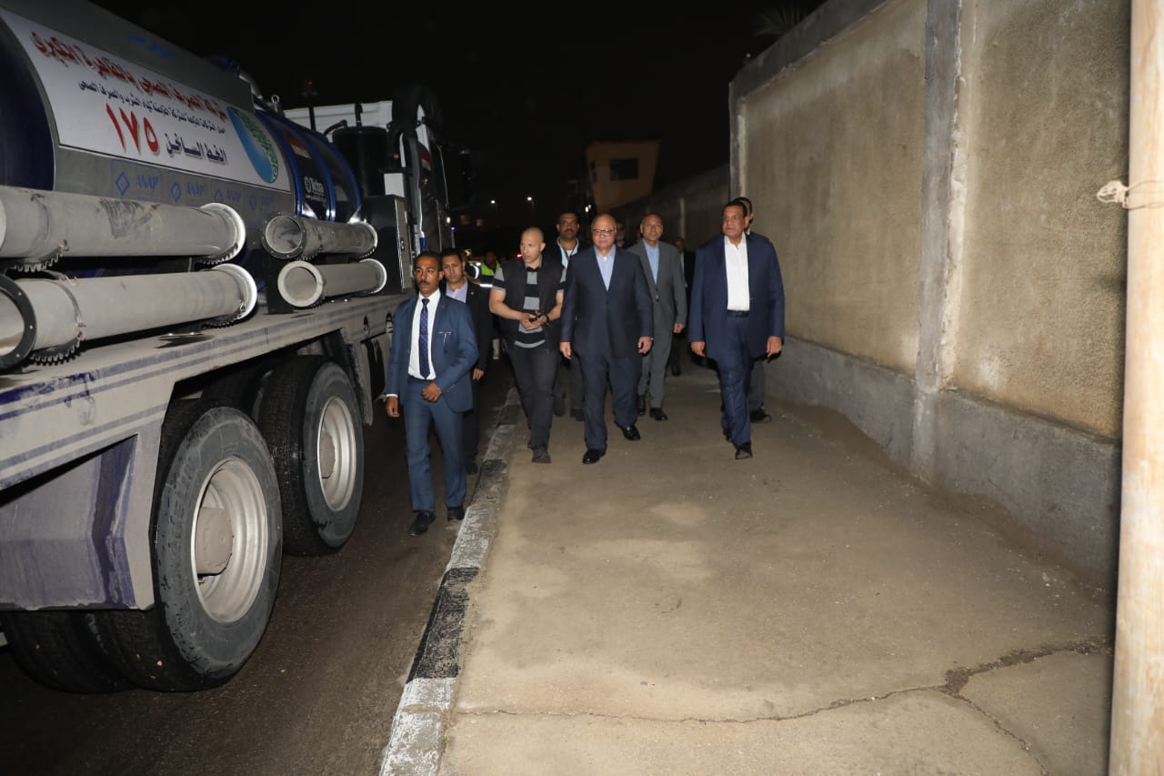 وزير التنمية المحلية ومحافظ القاهرة يتابعان جهود أعمال سحب تجمعات مياه الأمطار