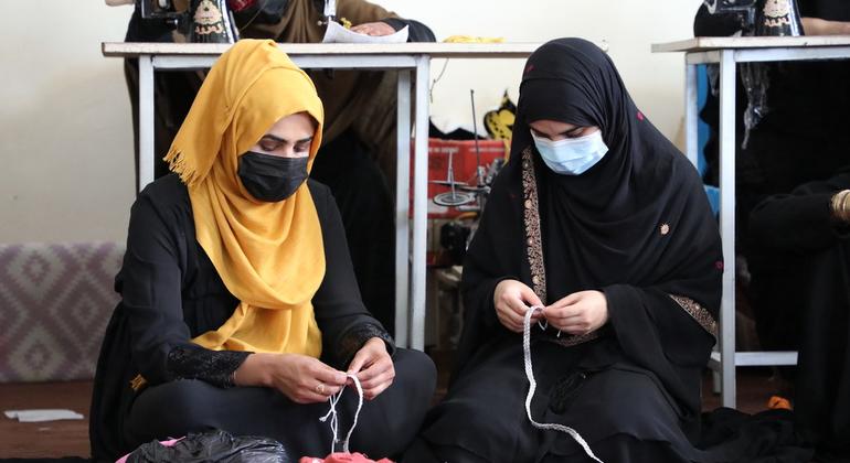 مسئول أممي يُعرب عن أسفه لتدهور أوضاع المرأة الأفغانية