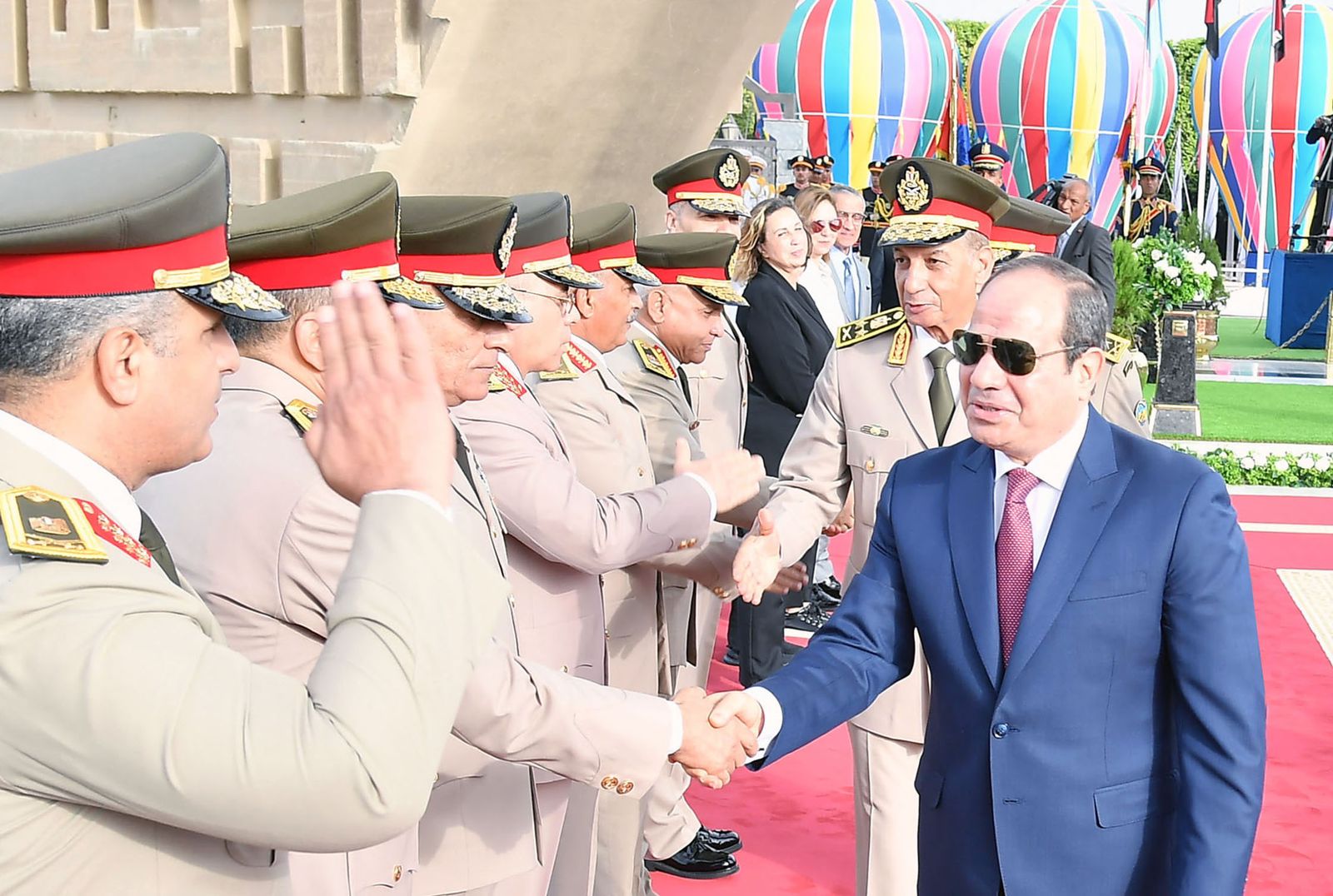 الرئيس السيسي يضع أكاليل الزهور على قبر الجندي المجهول والزعيمين السادات وعبد الناصر