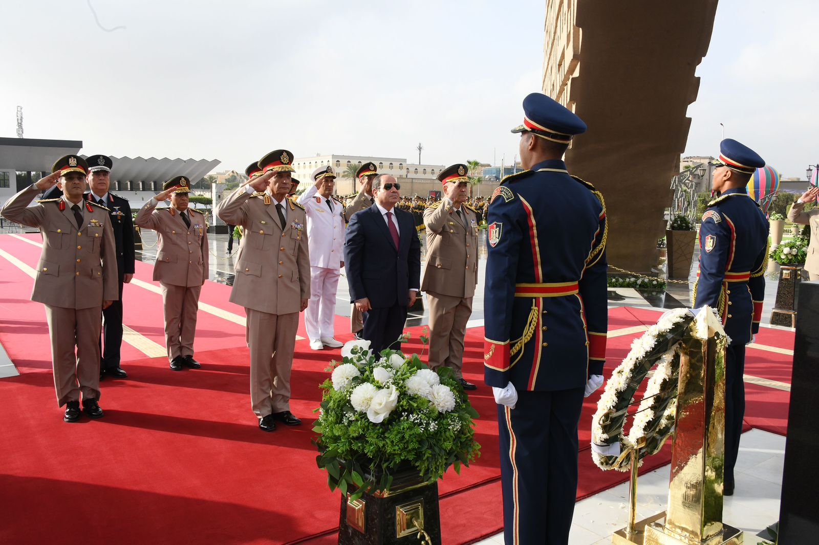 الرئيس السيسي يضع أكاليل الزهور على قبر الجندي المجهول والزعيمين السادات وعبد الناصر