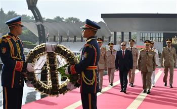   الرئيس-السيسي-يضع-إكليلا-من-الزهور-على-النصب-التذكاري-لشهداء-القوات-المسلحة