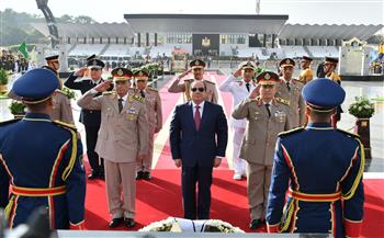   الرئيس-السيسي-يضع-أكاليل-الزهور-على-قبر-الجندي-المجهول-والزعيمين-السادات-وعبدالناصر