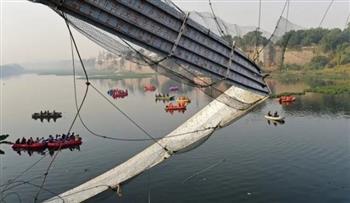 القبض على  أشخاص على خلفية انهيار جسر معلق بالهند