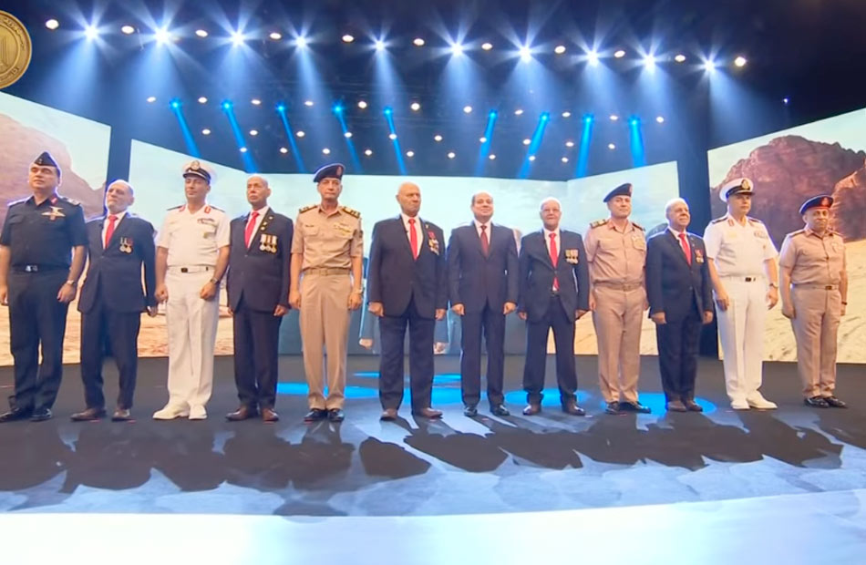 الرئيس السيسي يؤدي التحية العسكرية لأبطال الفرقة  صاعقة خلال حرب أكتوبر ويشاركهم صورة تذكارية