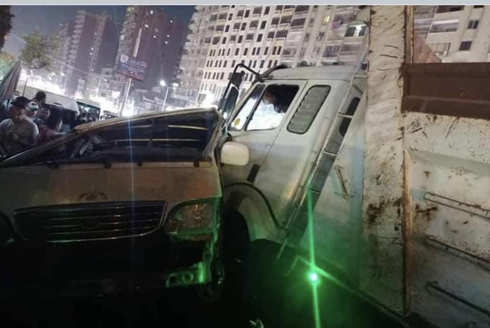 التحقيق في اقتحام سيارة نقل ثقيل لموقف الألف مسكن بالقاهرة وتحطم  سيارات ميكروباص| صور  