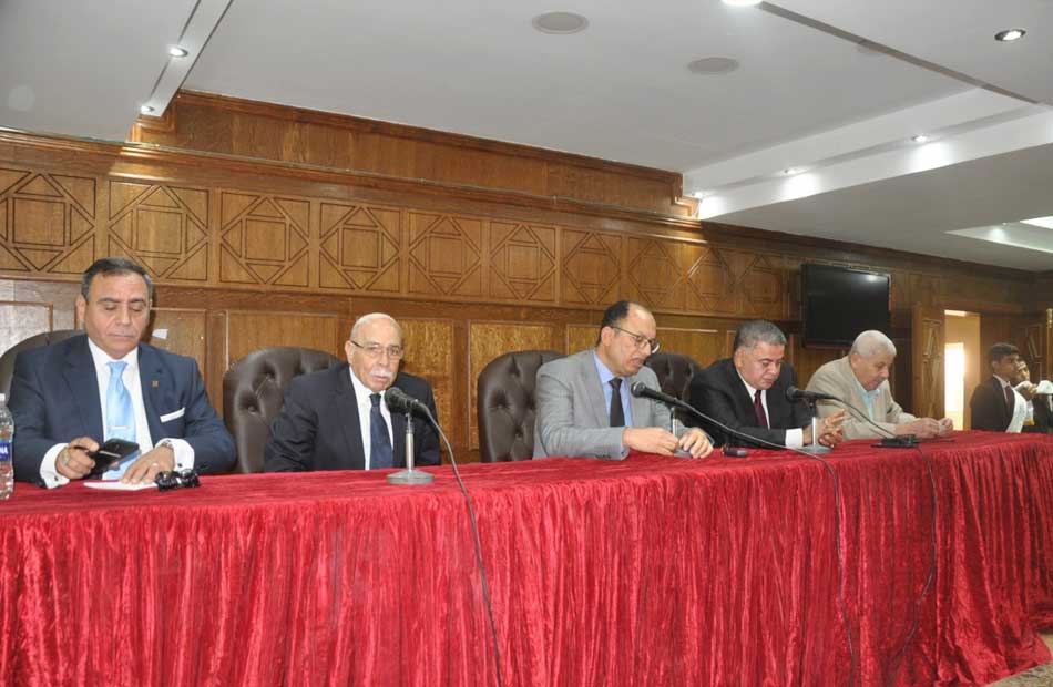  رئيس جامعة حلوان يجتمع مع رؤساء الأقسام وأعضاء هيئة التدريس بكلية التربية الرياضية بنين